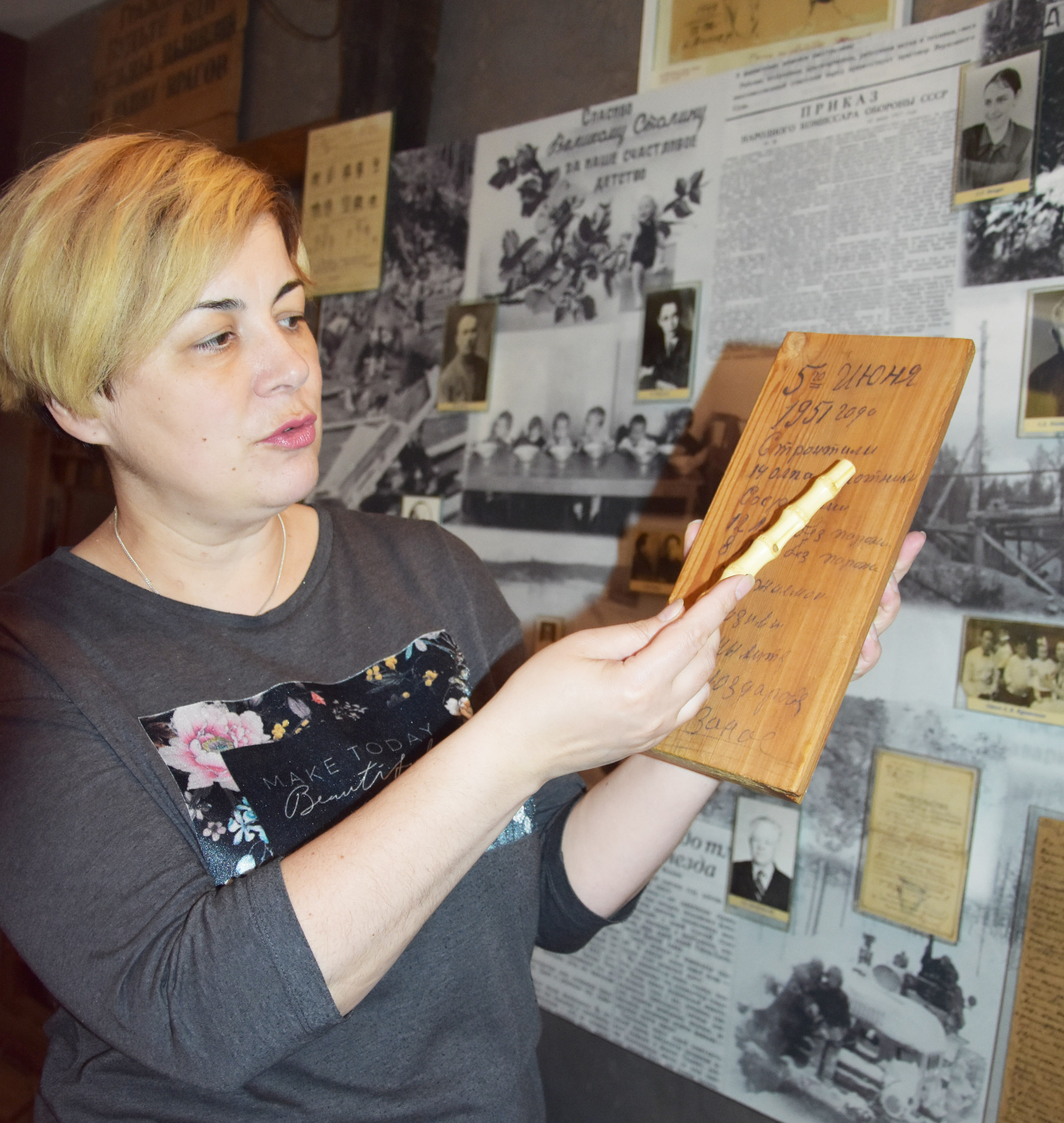 Начальник международного отдела  Анжела Вячеславовна Рочева  проводит экскурсию в музее.